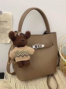 Sac seau vintage en cuir marron avec poignée et charmant ours en peluche