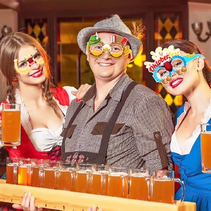 Modèles portant des lunettes créatives en papier pour les fêtes de l'Oktoberfest