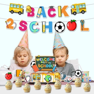 Nahaufnahme der Back to School Party-Banner und Kuchendekorationen mit Schulelementen