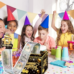 Dettaglio scatola porta soldi di compleanno con topper Happy Birthday e rotolo
