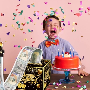 Dettaglio della scatola estraibile per soldi Happy Birthday con banconote finte