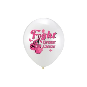 Dettaglio di palloncino bianco con scritta rosa Fight Breast Cancer e guantoni da boxe