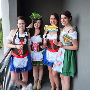 Femmes tenant des accessoires photo pour l'Oktoberfest avec chapeaux et slogans