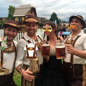 Accessoires de fête pour l'Oktoberfest avec motifs bière et costumes bavarois typiques