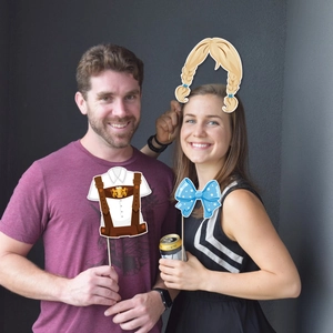 Détail d'accessoires photo Oktoberfest avec des lederhosen et tresses pour la fête