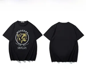 Détail de l'imprimé chien et des lettres dorées sur le t-shirt noir en coton