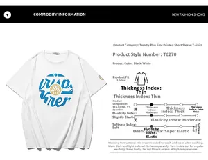 Détail du t-shirt blanc en coton montrant les specs et l'imprimé graphique bleu