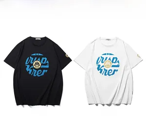 Détail du lettrage bleu et de l'emblème doré imprimé sur t-shirts en coton noir et blanc