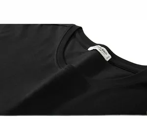 Dettaglio delle cuciture del collo e dell'etichetta 5XL su t-shirt nera oversize