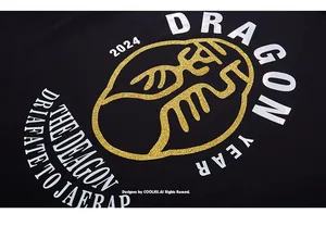 Macro de l'imprimé dragon doré pailleté et marquage 2024 sur un t-shirt en coton noir