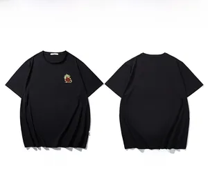 Détail de la broderie dragon sur t-shirt rétro ample, vues de face et de dos