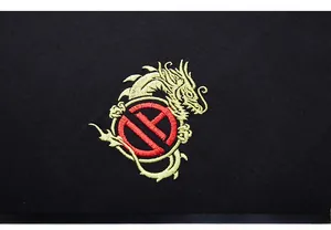 Détail de broderie dragon doré sur t-shirt noir surdimensionné style rétro chinois