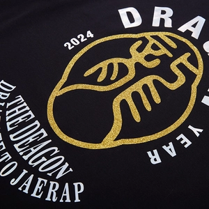 T-shirt noir en coton surdimensionné avec imprimé dragon 2024 à paillettes dorées