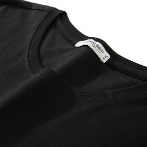 T-shirt da uomo in cotone nero con etichetta taglia 5XL e dettaglio del colletto