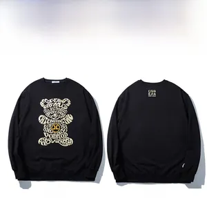 Détails du sweat noir ample à col rond avec motif d'ours et logo de marque au dos