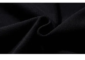 Detailansicht der schwarzen Baumwoll-Sweatstoff-Textur des lockeren Oversize-Pullovers