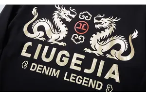 Detail der Premium Goldfolien-Doppeldrachen-Prägung auf schwarzem Sweatshirt-Stoff