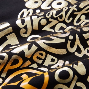 Sweat noir oversize avec imprimé de lettres dorées de qualité et graphismes orange