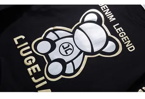 Détail de l'imprimé ours argenté métallisé avec texte Denim Legend sur sweat noir en coton