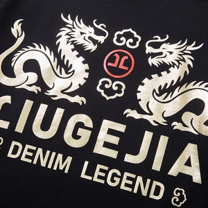 Lockerer schwarzer Sweatshirt mit goldenem Drachendruck und chinesischen Motiven