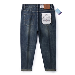 Men's retro wash dark blue straight denim jeans with stylish rolled hems and leather patch