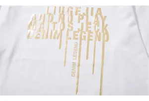 Gros plan macro du lettrage doré métallique et du logo sur tissu en coton blanc