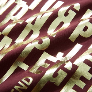 T-shirt bordeaux à manches longues avec imprimé alphabet doré et texture coton tricoté