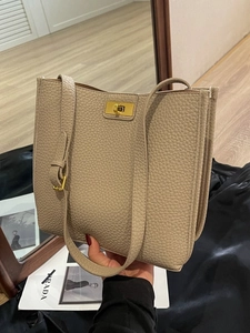 Grande borsa tote beige in pelle martellata con fibbia dorata e tracolla regolabile chic