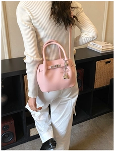 Detailansicht der rosa Eimer-Tasche aus Leder mit Silberschnalle und Herz-Anhänger