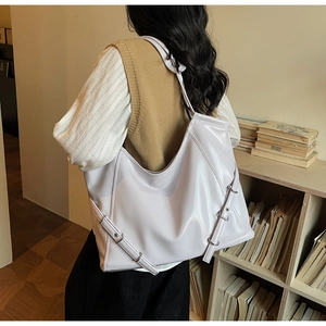 Vue détaillée du grand sac cabas lilas avec boucles argentées dans un décor de bureau
