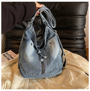 Détails du sac fourre-tout en denim bleu délavé vintage avec rivets métalliques et bandoulière