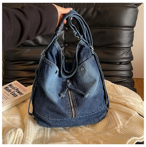 Détail d'un sac cabas en jean vintage avec fermeture éclair et texture délavée