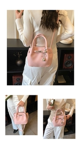 Details der rosa Eimertasche mit Lychee-Muster, silbernem Herzanhänger und Verschluss