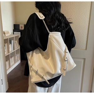 Détail du sac cabas blanc crème en similicuir avec boucle argentée et fini brillant