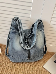 Grand sac cabas en denim bleu délavé avec bandoulière réglable pour usage quotidien