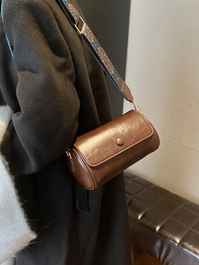 Borsa a tracolla cilindrica marrone vintage con ampia tracolla a motivi e finitura lucida