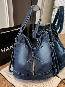 Grand sac fourre-tout hobo vintage en denim bleu avec texture délavée et détails métal