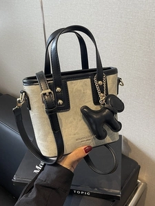 Borsa a Secchiello da Donna in Pelle PU di Moda Borsa a Mano Piccola a Tracolla con Simpatico Ciondolo a Forma di Cane per il Lavoro
