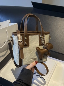 Borsa tote retrò in tela e pelle patchwork con ciondolo a forma di cane e tracolla