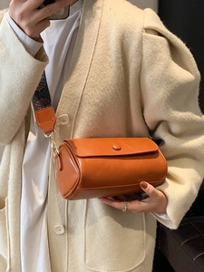 Borsa a cilindro vintage arancione con ampia tracolla a motivi etnici per donna