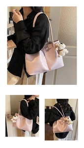 Vues détaillées d'un sac cabas rose en cuir verni avec un charmant pendentif peluche