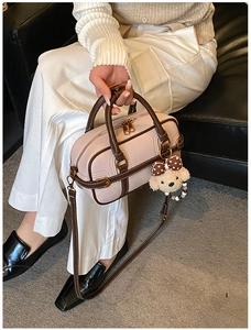 Détails du sac Boston rose et marron avec ours en peluche et tenue décontractée chic