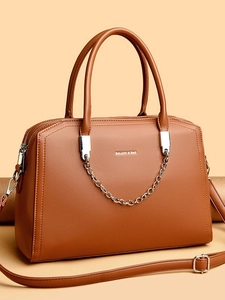 Sac cabas trapèze en cuir marron avec chaîne argentée et logo BALADO & BAG sur socle