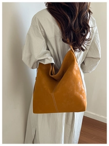 Detail of the high-capacity vintage tote bag with contrast stitching and soft Hobo silhouette