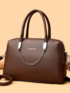 Sac à main marron café foncé en cuir grainé avec chaîne argentée et doubles poignées