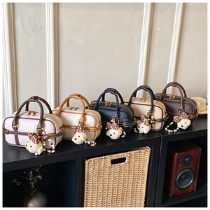 Sacs à main chic en cuir texturé coloris variés avec breloques animaux en peluche