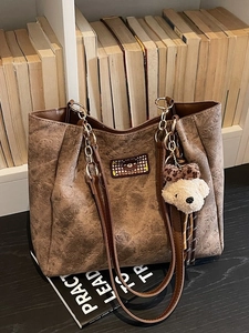 Grand sac cabas marron avec gaufrage ours et breloque peluche sur fond vintage