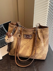 Sac fourre-tout marron en cuir avec motifs d'ours et bandoulière en chaîne