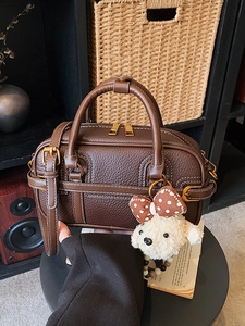 Sac à main en cuir marron avec breloque chien et bandoulière, style rétro