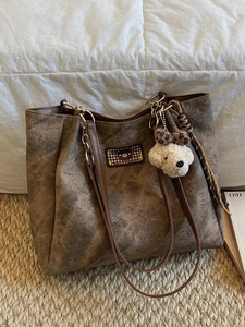 Sac cabas marron en similicuir avec motif ours gaufré et breloque en peluche douce